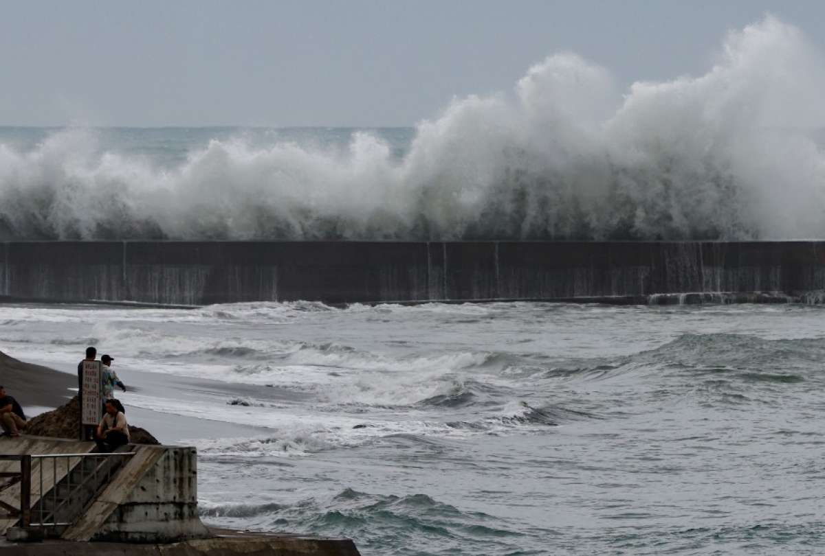 Taiwán evacúa a miles de personas y suspende actividades ante la llegada del tifón Fung-wong.