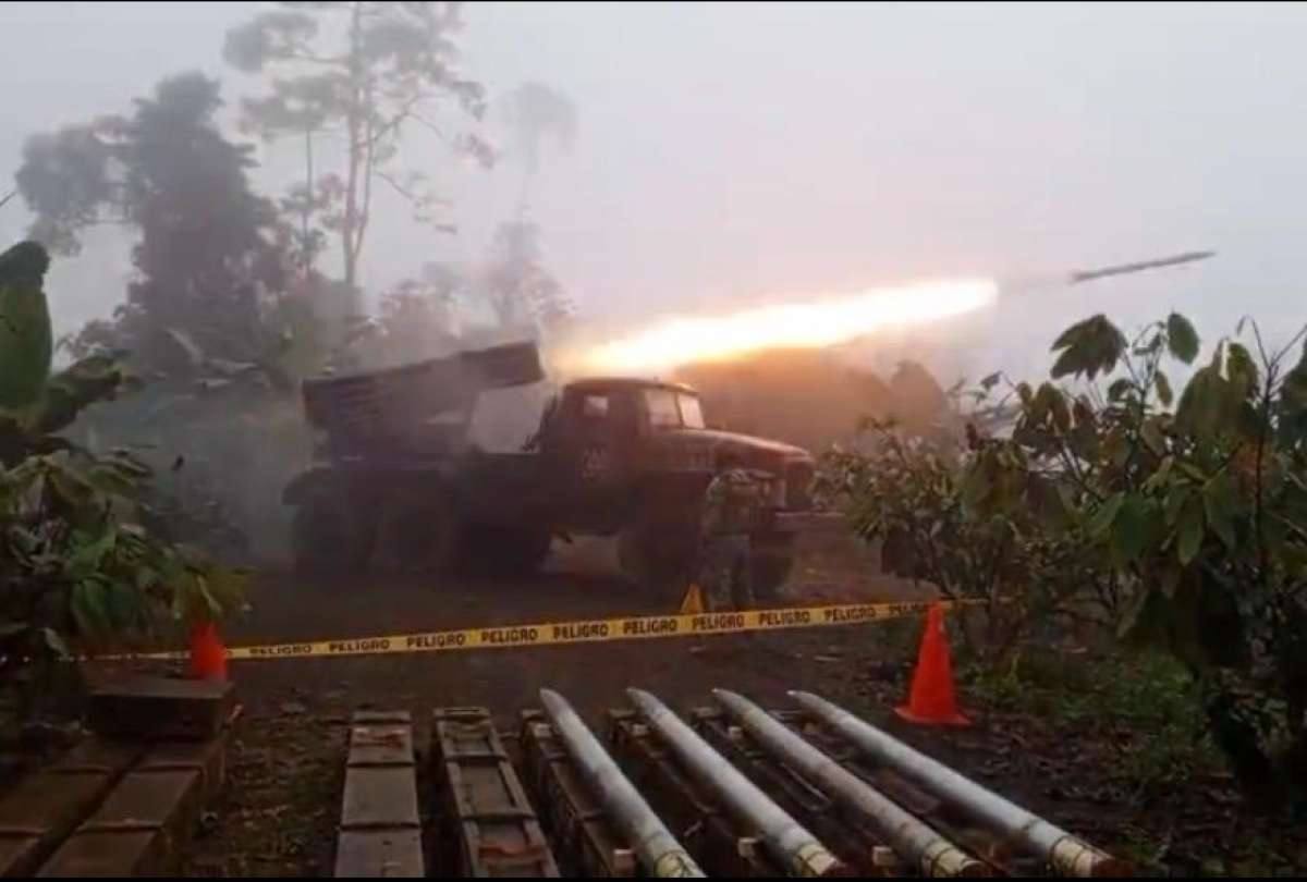 El Ejército ejecutó, este 3 de noviembre de 2025, un ataque aéreo y terrestre en La Chonta, cantón Pucará, en Azuay