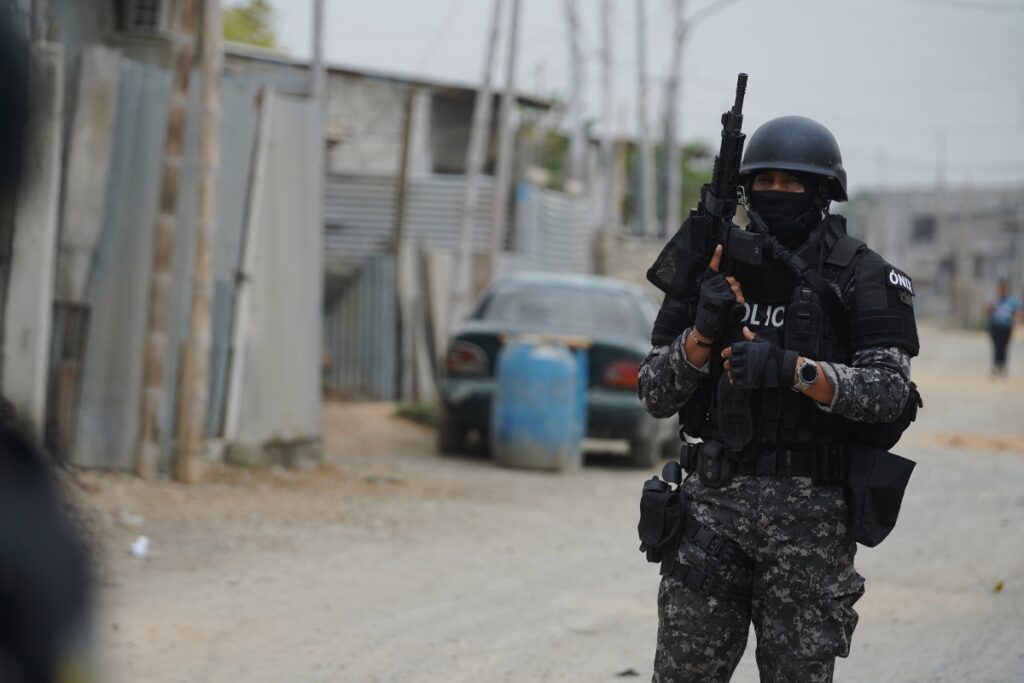 Adolescente Muere en Operativo Policial Tras Persecución en Guayas